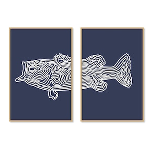 Op de afbeelding: Een set van twee donkerblauwe ingelijste prints met een witte lijntekening van een vis. De vis is verdeeld over de twee prints.