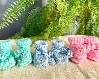 Newborn present, baby shower gift, knitted socks 0-3 months, pink, blue, green