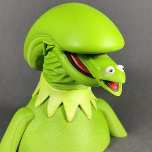 Figurina Xenomorph Kermit Fusion: Xenofog - Oggetto da collezione horror fatto a mano