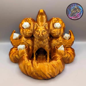 Torre de dados Kitsune: zorro de siete colas mítico impreso en 3D con compartimento para dados y rodillo de dados encantador para juegos de rol