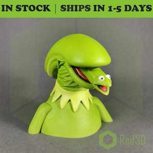 Xenomorph & Kermit Fusion Figurine - Xenofrog - 12cm Crossover | Alien Muppets Sesame Street Horror - Handmade and Hand-painted gift