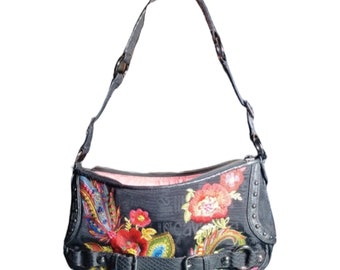 Pode incluir: Uma bolsa de ombro preta com um design bordado floral. A bolsa tem um fecho de correr e uma fivela prateada.