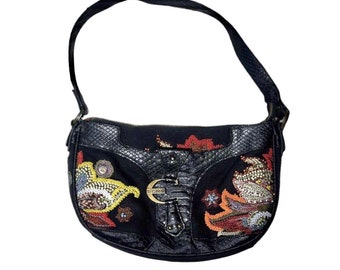 Pode incluir: Uma bolsa de ombro preta com um design floral com contas e lantejoulas coloridas. A bolsa tem uma alça de couro preta e uma fivela prateada.