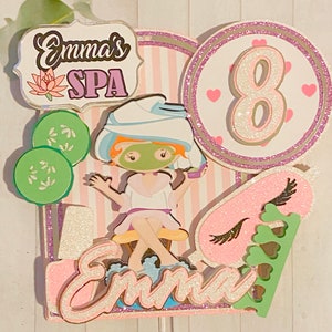 Puede incluir: Adorno para tarta con tem&aacute;tica de spa con el texto "Emma's SPA" y una figura de dibujos animados con mascarilla. El adorno incluye el n&uacute;mero 8, rodajas de pepino y el nombre "Emma". El dise&ntilde;o presenta colores rosa, verde y blanco.