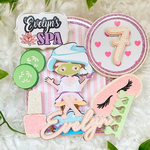 Puede incluir: Adorno para tarta con tem&aacute;tica de spa con el texto "Evelyn's SPA" y una figura de dibujos animados con mascarilla. Incluye el n&uacute;mero 7, rodajas de pepino, esmalte de u&ntilde;as y antifaz. Colores rosa, blanco y verde.