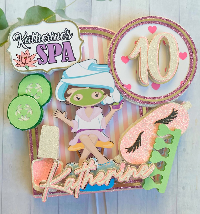 Puede incluir: Adorno para tarta con tem&aacute;tica de spa con el texto "Katherine's SPA" y una ni&ntilde;a de dibujos animados con una mascarilla. El adorno incluye el n&uacute;mero 10, rodajas de pepino y una m&aacute;scara para dormir rosa. El dise&ntilde;o presenta detalles en rosa, blanco, verde y purpurina dorada.