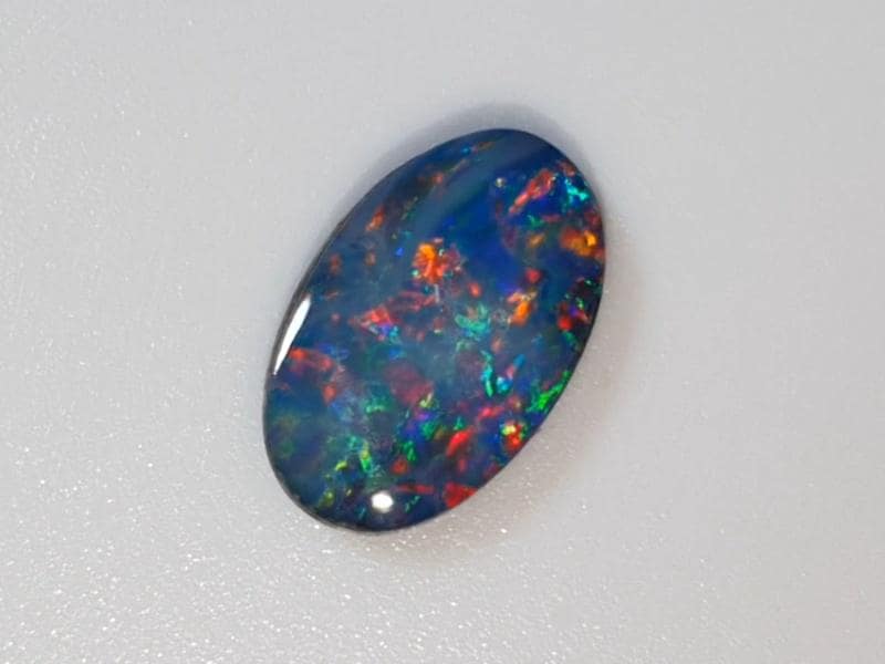 Helle, farbenfrohe australische Edelsteinopal Doublette