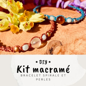 Peut inclure: Kit de macramé DIY pour réaliser un bracelet en spirale avec des perles. Le kit comprend des cordons bruns et bleus, des perles de différentes couleurs et formes, et des instructions.