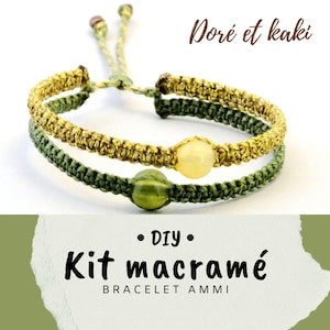 Peut inclure: Deux bracelets macramé dorés et kaki, avec une perle centrale sur chacun. Les bracelets sont réglables grâce à un nœud coulissant. L'image comprend le texte "Doré et kaki" et "DIY Kit macramé BRACELET AMMI."