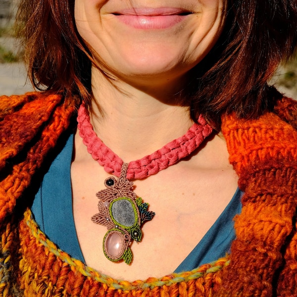 collier hippie micro-macramé inspiré de la nature, pendentif avec quartz et galet naturel