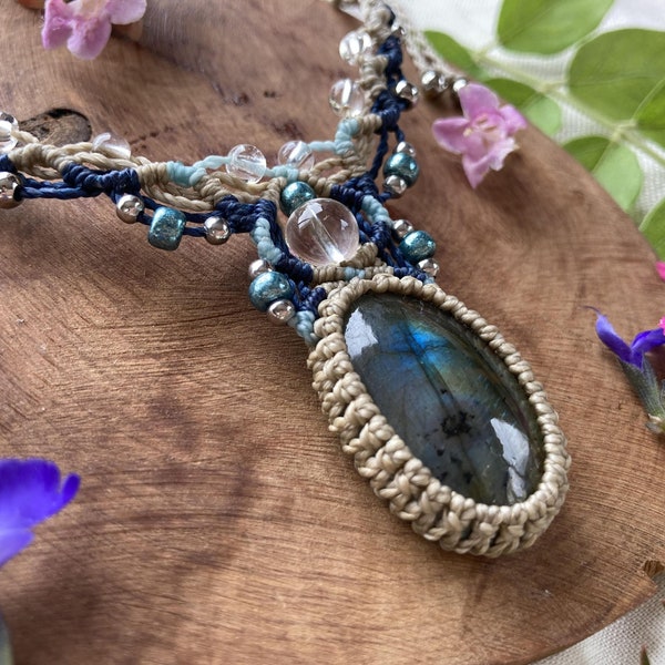 collier micro-macramé avec labradorite, bijou artisanal tissé à la main bleu et beige