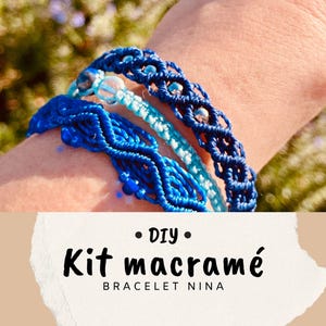 Peut inclure: Trois bracelets macramé bleus sont présentés sur un poignet. Les bracelets varient en design et en nuance de bleu, l'un d'eux étant turquoise clair. L'image comprend le texte "DIY Kit macramé BRACELET NINA".