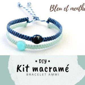 Peut inclure: Kit de bracelet en macramé DIY avec des cordons bleus et menthe. Le kit comprend un bracelet en macramé bleu et menthe avec une perle turquoise. Le texte sur l'image est "Bleu et menthe" et "Kit macramé bracelet AMMI".