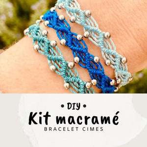 Peut inclure: Kit de bracelet en macramé DIY avec trois bracelets bleus et argentés. Le kit comprend tous les matériaux nécessaires à la réalisation des bracelets.