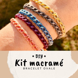 Peut inclure: Plusieurs bracelets macramé faits à la main, de couleurs variées : rose, bleu, violet et or. Les bracelets sont de forme ovale. Le texte "DIY Kit macramé BRACELET OVALE" est également présent.