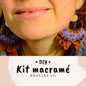 Peut inclure: Kit de macramé DIY avec du fil violet et marron, avec le texte "Kit macramé BOUCLES LIL".