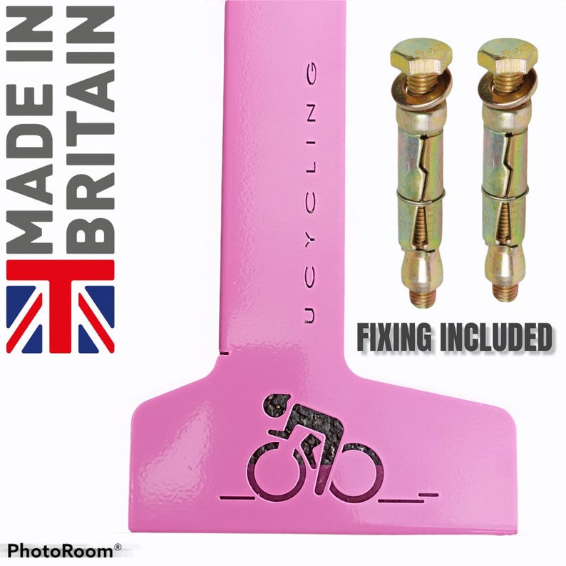 K&ouml;nnte beinhalten: Ein rosafarbener Fahrradhalter aus Metall mit einer Aussparung f&uuml;r einen Radfahrer auf einem Fahrrad. Der Halter ist f&uuml;r die Wandmontage konzipiert. Der Text "Cycling" ist vertikal auf dem Halter aufgedruckt. Zwei goldfarbene D&uuml;bel sind im Lieferumfang enthalten. Der Text "Fixing Included" ist unter den D&uuml;beln aufgedruckt.