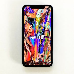 Può includere: Uno schermo di iPhone incrinato con un design astratto colorato. Il design presenta una varietà di colori, tra cui blu, verde, rosso, arancione e giallo.