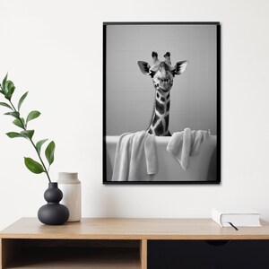Giraff i badkarstryck | Inramat tryck | Giraff | Väggdekor | Väggtryck | Naturtryck | Badrumstryck | Svartvitt | Safari
