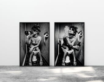 Mädchen auf Toilette raucht und trinkt | Gerahmte Drucke | Paar Drucke | Badezimmer Poster | Mode Toilette Wand Kunst | Schwarz-Weiß-Drucke