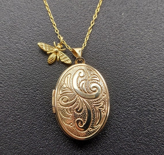 EXCLUSIVE! Vintage ‘Beeloved’ Locket. - Gem