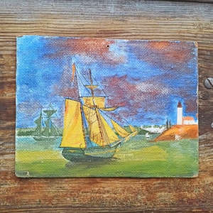 peinture à l'huile vintage de paysage marin. Un petit tableau d'un artiste ukrainien dans des tons bleus et jaunes, représentant la mer, le bateau, la lune, la nuit.