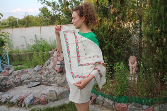 Vintage Ukrainian white shawl flower print woolen… - image 4