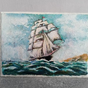 Peinture à l’huile de paysage marin. Un petit tableau d'un artiste ukrainien dans les tons bleus et bleutés, mer, bateau, ciel, nuit.