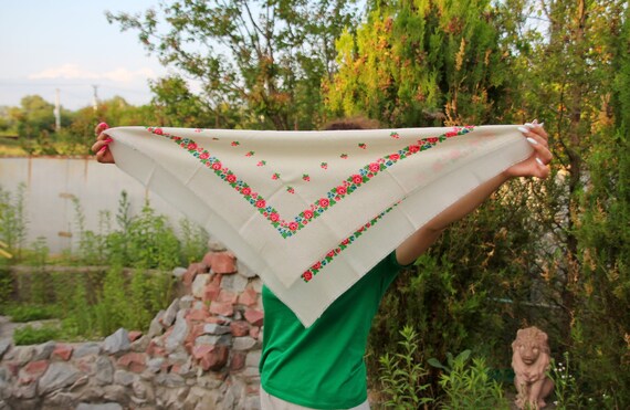 Vintage Ukrainian white shawl flower print woolen… - image 5