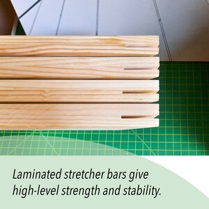 Puede incluir: Primer plano del borde de un bastidor de lienzo de madera. El bastidor est&aacute; hecho de m&uacute;ltiples capas de madera, que se laminan juntas para crear un marco fuerte y estable. La madera es de color marr&oacute;n claro.