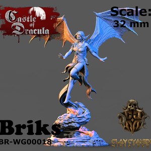 Puede incluir: Una miniatura a escala de 32 mm de una figura femenina con alas, de pie sobre una base rocosa con cráneos. La figura está pintada de color azul claro y lleva un vestido fluido. La base es texturizada y tiene un efecto de remolino. La miniatura forma parte de la colección Castle of Dracula de Briks.