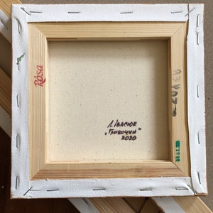 K&ouml;nnte beinhalten: Die R&uuml;ckseite eines Holzrahmens mit einem Leinwandbild. Die Signatur des K&uuml;nstlers lautet "A. Isachor" und der Titel "Грядочки", gefolgt vom Jahr 2020. Die Leinwand ist mit Tackern am Rahmen befestigt und der Rahmen ist wei&szlig; lackiert.