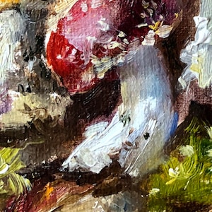 K&ouml;nnte beinhalten: Nahaufnahme eines roten und wei&szlig;en Pilzes mit einem wei&szlig;en Stiel. Der Pilz ist in einem realistischen Stil mit sichtbaren Pinselstrichen gemalt. Der Hintergrund ist ein verschwommener Mix aus Braun, Gr&uuml;n und Wei&szlig;.