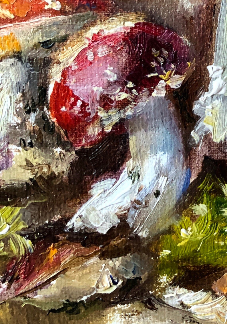 K&ouml;nnte beinhalten: Nahaufnahme eines roten und wei&szlig;en Pilzes mit einem wei&szlig;en Stiel. Der Pilz ist in einem realistischen Stil mit sichtbaren Pinselstrichen gemalt. Der Hintergrund ist ein verschwommener Mix aus Braun, Gr&uuml;n und Wei&szlig;.