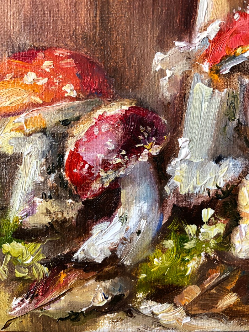 K&ouml;nnte beinhalten: Nahaufnahme von drei roten und wei&szlig;en Pilzen mit wei&szlig;en Stielen, im impressionistischen Stil auf braunem Hintergrund gemalt.