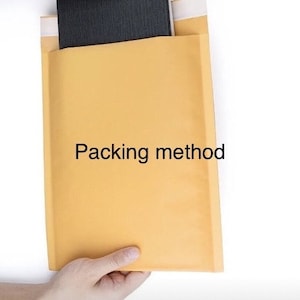 Op de afbeelding: Een bruine, gevoerde envelop met de tekst "Packing method" erop gedrukt.