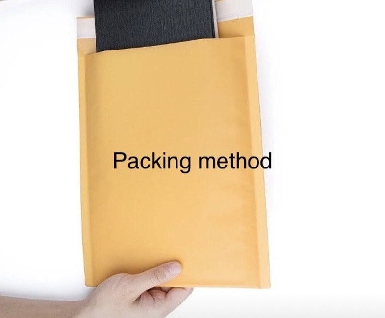 Op de afbeelding: Een bruine, gevoerde envelop met de tekst "Packing method" erop gedrukt.