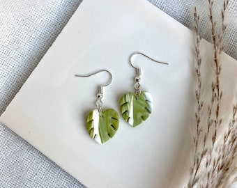 Boucles d'oreilles multicolores en pâte polymère Monstera | Boucles d'oreilles végétales | Cadeaux pour les amateurs de plantes