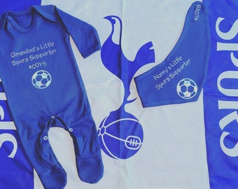Spurs Tottenham Football Bodysuit Babygrow Bib Hat Vest FREE Dummy Clip Spurs Tottenham Football Bodysuit Babygrow Bib Hat Vest FREE Dummy Clip
