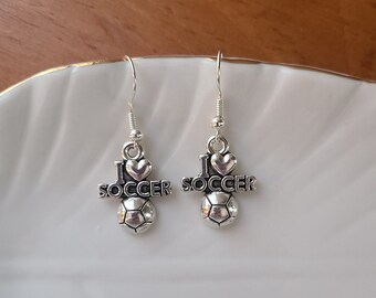 Boucles d'oreilles football : breloque ballon de football plaqué argent
