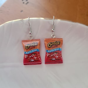 Pendientes colgantes con forma de bolsa de Cheetos: Joyería original para amantes de los snacks.