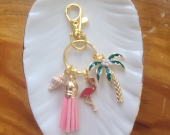 Portachiavi fenicottero: ciondoli con nappa rosa, conchiglia e palma