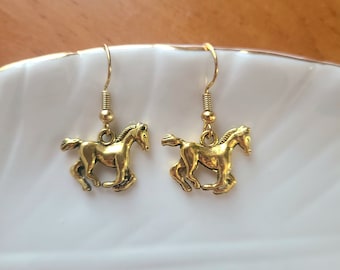 HM　イヤリング　ゴールド系　ホース　馬 ゴールドホースイヤリング：ウエスタンチャーム、馬好きへのギフト