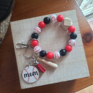 Llavero de pulsera de béisbol - Pulsera con cuentas de silicona - Llavero de pulsera - Pulsera de béisbol - Pulsera de mamá de béisbol - Pulsera tipo brazalete