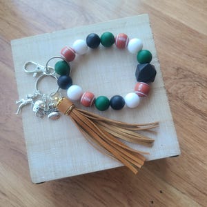 Llavero de pulsera con forma de balón de fútbol - Pulsera con cuentas de silicona - Llavero tipo pulsera - Pulsera para mamás de fútbol - Pulsera para amantes del fútbol - Borla - Pelota