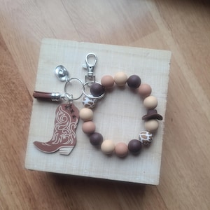 Llavero de pulsera estilo western - Pulsera con cuentas de silicona - Llavero de pulsera - Pulsera con estampado de vaca - Pulsera country western - Dije para botas de vaquero