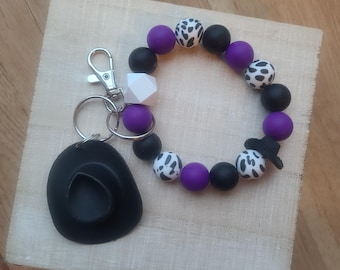 Llavero de pulsera con cuentas y estampado de vaca con dije de sombrero de vaquero