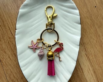 Portachiavi con ciondolo a forma di fenicottero: nappa rosa, stella marina e conchiglia