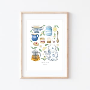 Puede incluir: Una ilustración de acuarela de una estación de té con una tetera, tazas de té, bolsitas de té, terrones de azúcar, rodajas de limón y una cuchara. La ilustración está en un esquema de color azul y blanco con un fondo blanco. El texto "TEA STATION" está escrito en la parte inferior de la ilustración.