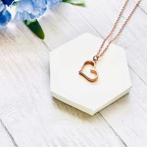 Rose Gold Herz Halskette. Rose Gold Herz Anhänger an Rose Gold Edelstahl Kette